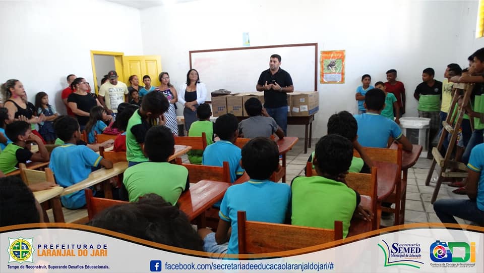  Prefeito Márcio Serrão e Secretária de educação entregam centrais de ar na Escola Municipal João Queiroga.